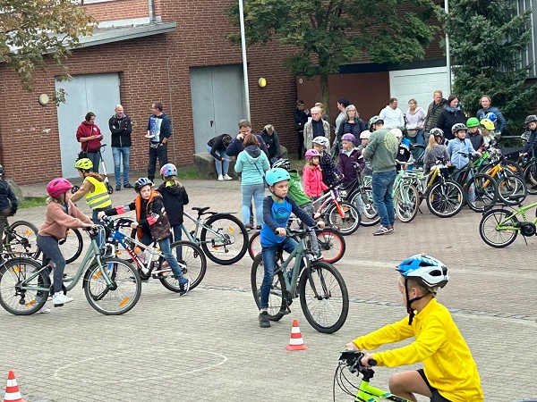 Radfahrtraining mit der Verkehrswacht 9/2024 Radfahrtraining mit der Verkehrswacht 9/2024